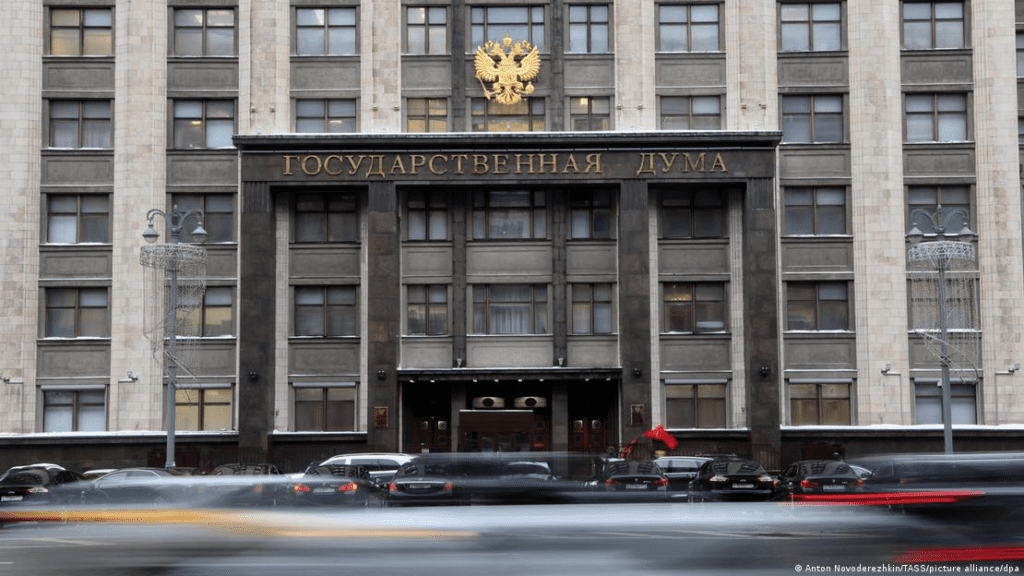 Госдума приняла закон о повышении в 12 раз пошлин на оформление гражданства России и в 8 раз – на разрешение на временное проживание