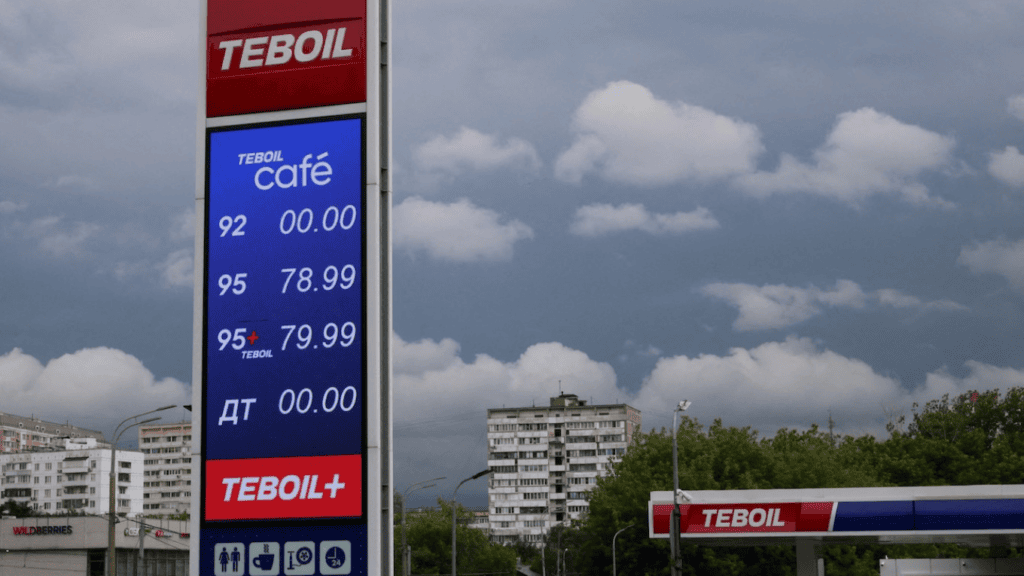 Бензин со всей России начали свозить в Москву