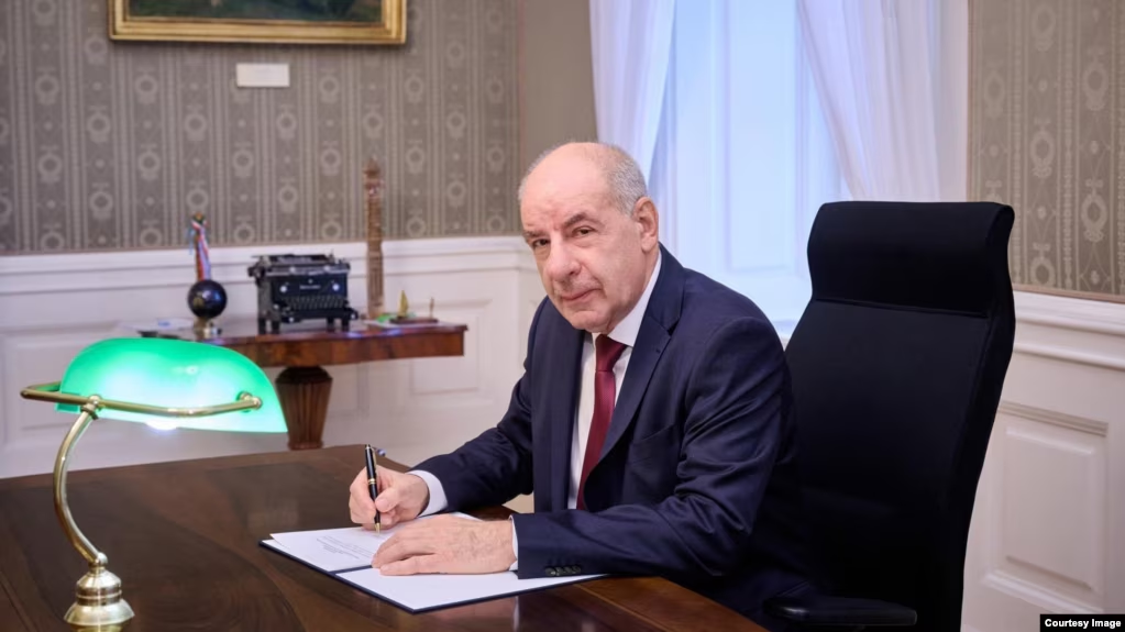 Президент Венгрии покинет пост после подписанных им поправок
