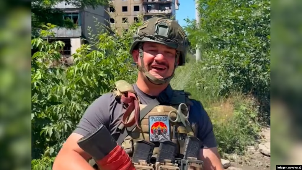 В Чечне полиция сопровождает использующего нацистскую символику блогера Ноа Кригера