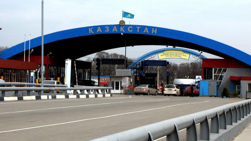 Казахстан на фоне дефицита топлива в России ограничил въезд и выезд автомобилей на свою территорию