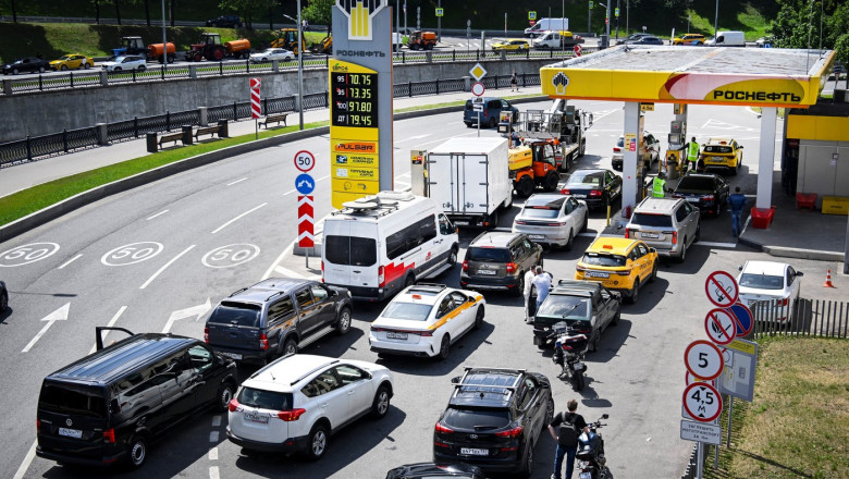 A Russian governor ran out of fuel due to his own laws. The official hitchhiked to reach the city