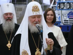 Scăpat de sancțiunile UE, Patriarhul Kirill își publică cartea despre „lupta metafizică” a lui Putin