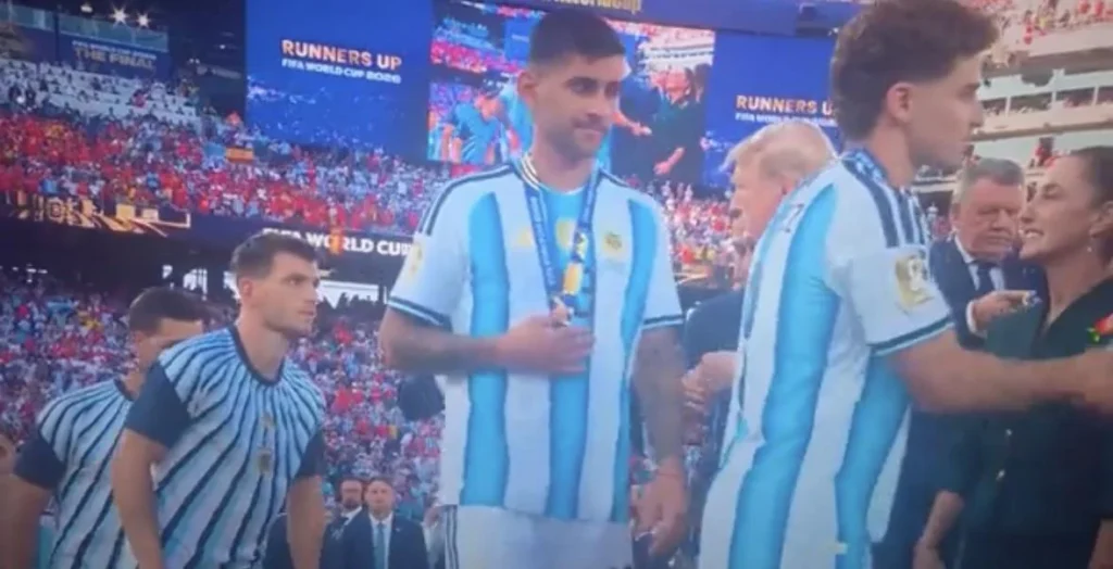 Moment stânjenitor pentru Trump la Cupa Mondială. Gestul unui fotbalist din Argentina, la înmânarea medaliilor