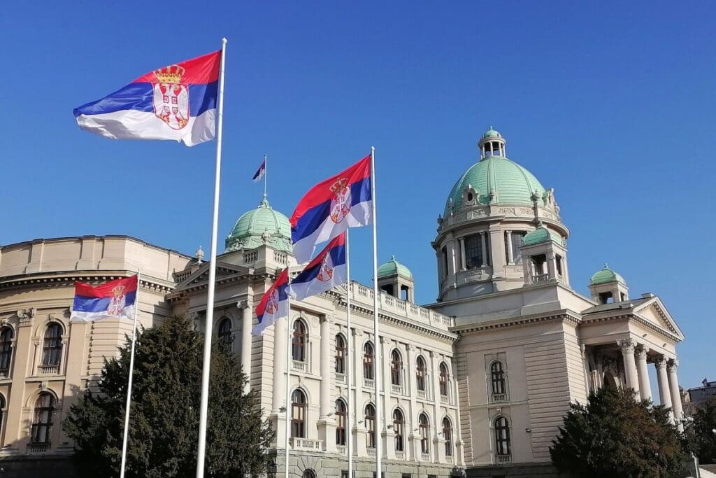 „Sper să nu își cumpere portavion pe roți”. Politica de înarmare a Serbiei îngrijorează vecinii. Subiectul – pus în discuție la summitul NATO