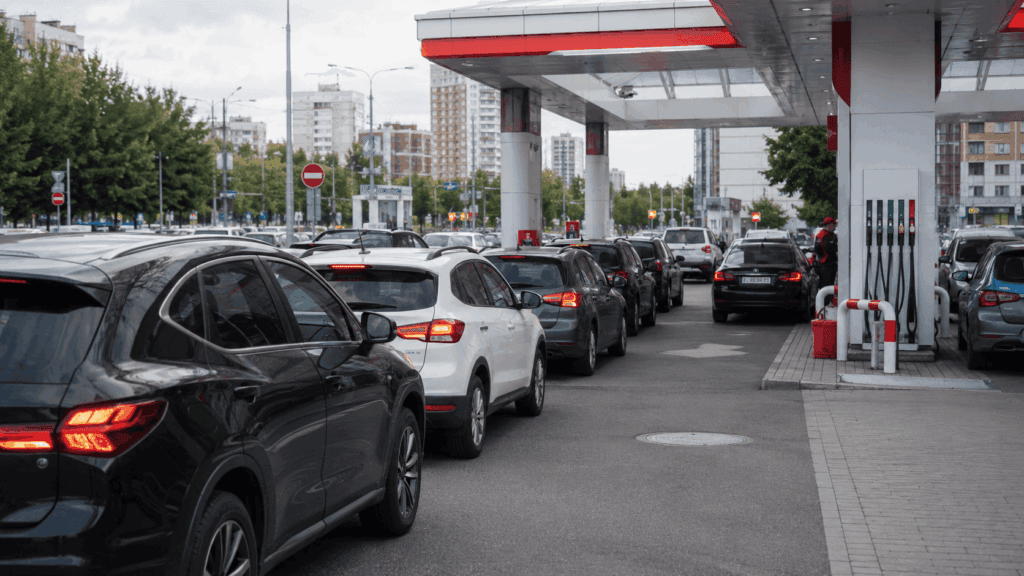 Moscova rămâne fără benzină. La stațiile de alimentare s-au introdus limite de vânzare per client