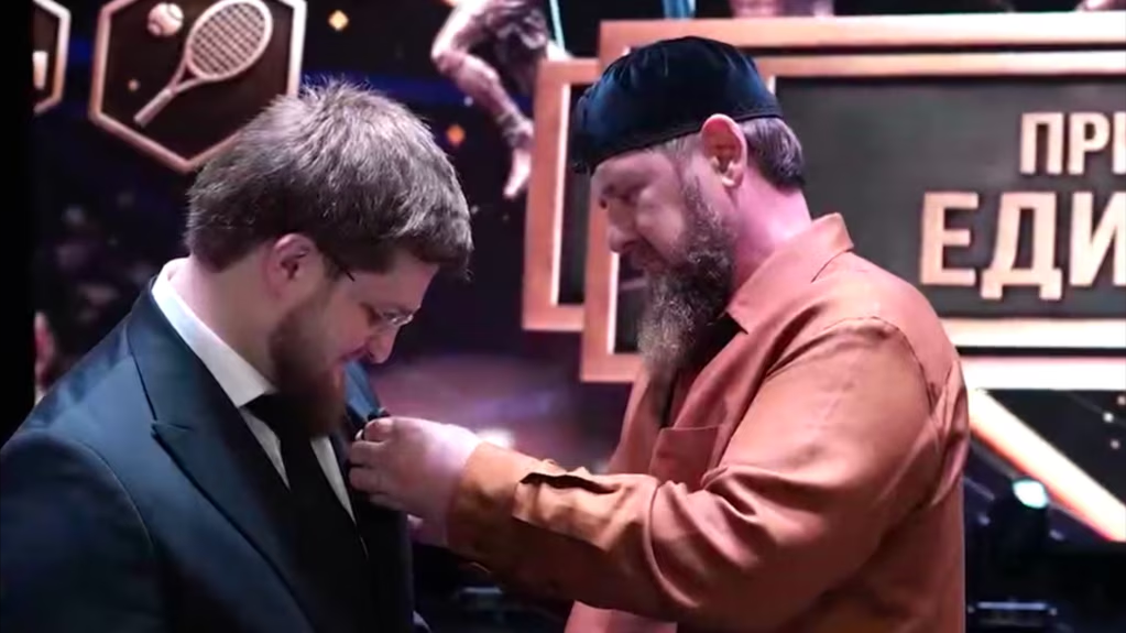 «Увешаны медалями, как Брежнев». Очередной «герой» в семье Кадырова
