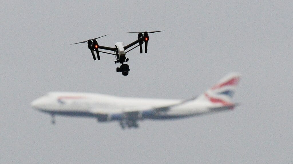 Un aeroport din Germania, cât pe ce să fie aruncat în aer. O dronă cu detonator, găsită lângă un avion plin cu muniție