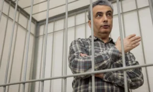 Зампреда «Яблока» Льва Шлосберга приговорили к 11 годам колонии по делу о военных «фейках» и «дискредитации» армии РФ
