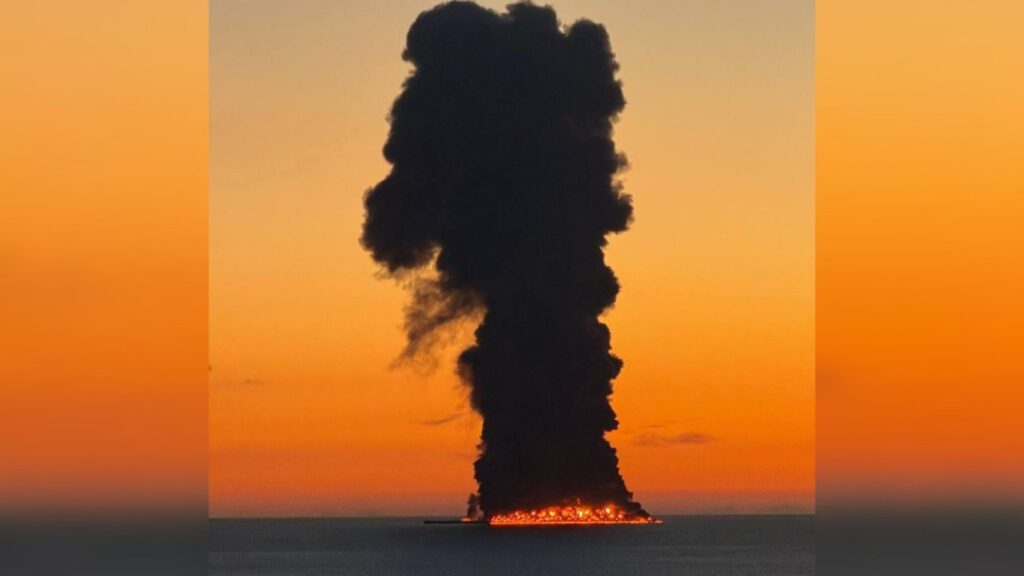 Сочи накрыл смог от огромного пожара на атакованном морскими дронами нефтетанкере