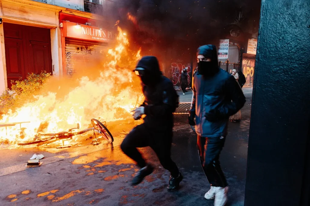 Extrema dreaptă, Trump, emisarul Kremlinului: toată lumea folosește momentul violențelor din Franța