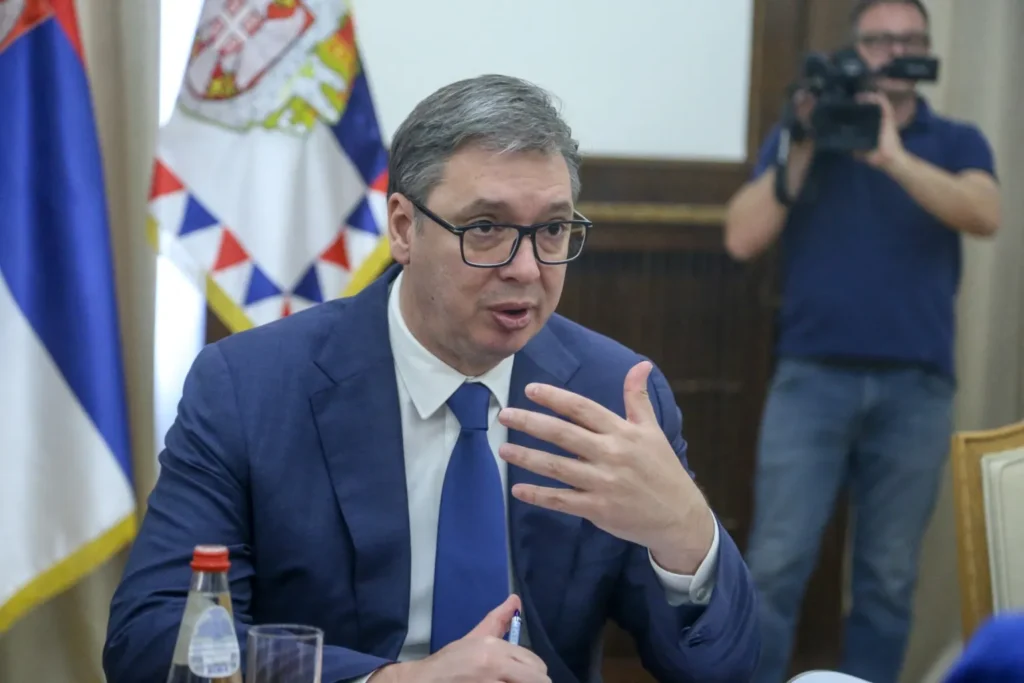 VIDEO // Aleksandar Vucic „discută” cu o piatră pentru a critica opoziția care a refuzat o dezbatere electorală